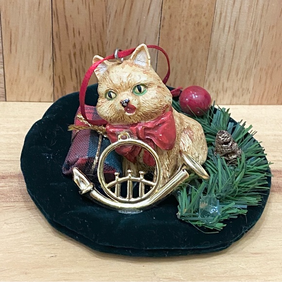 2 Vintage Cats Laying on Round Felt Mat Christmas Ornaments - Picture 3 of 9